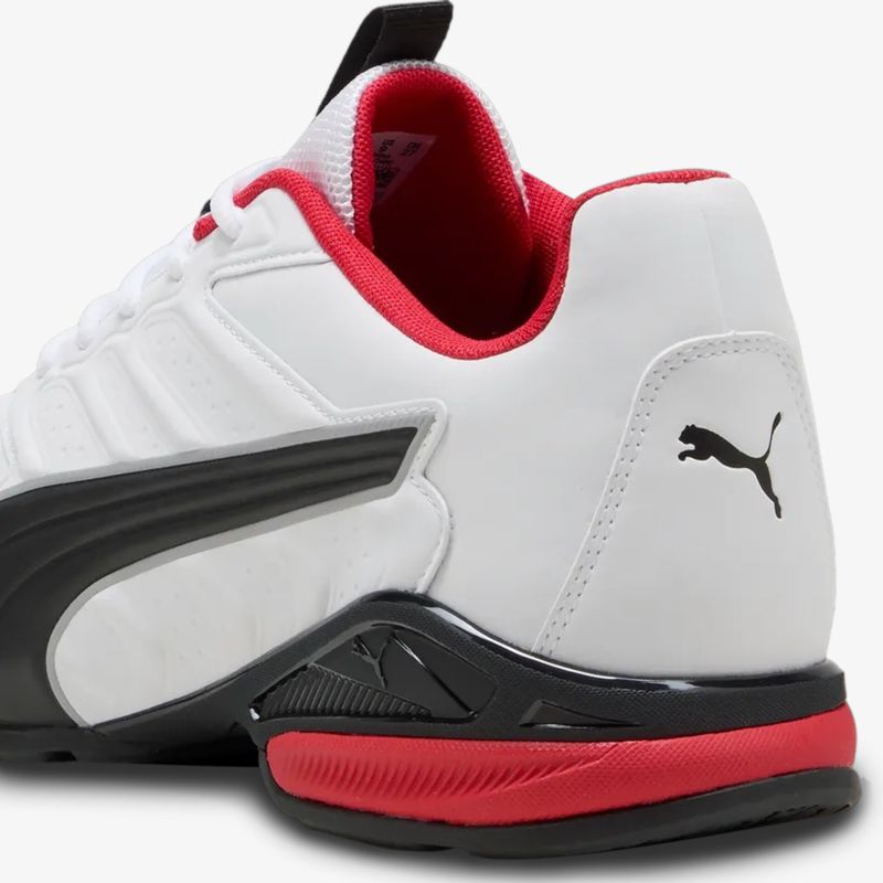 Weißer Puma Sneaker mit roten Details und schwarzem Puma-Logo, sportlich und modern gestaltet