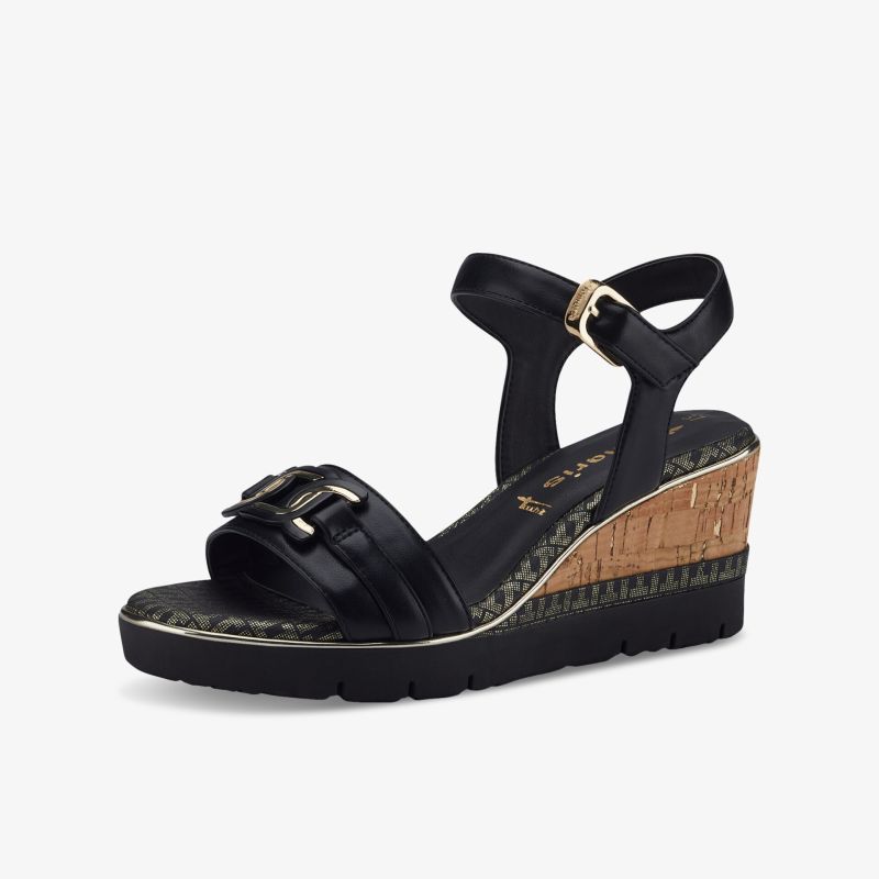 Schwarze Keilsandalette mit verstellbarem Riemen und elegantem Zierdetail auf bequemem Keilabsatz