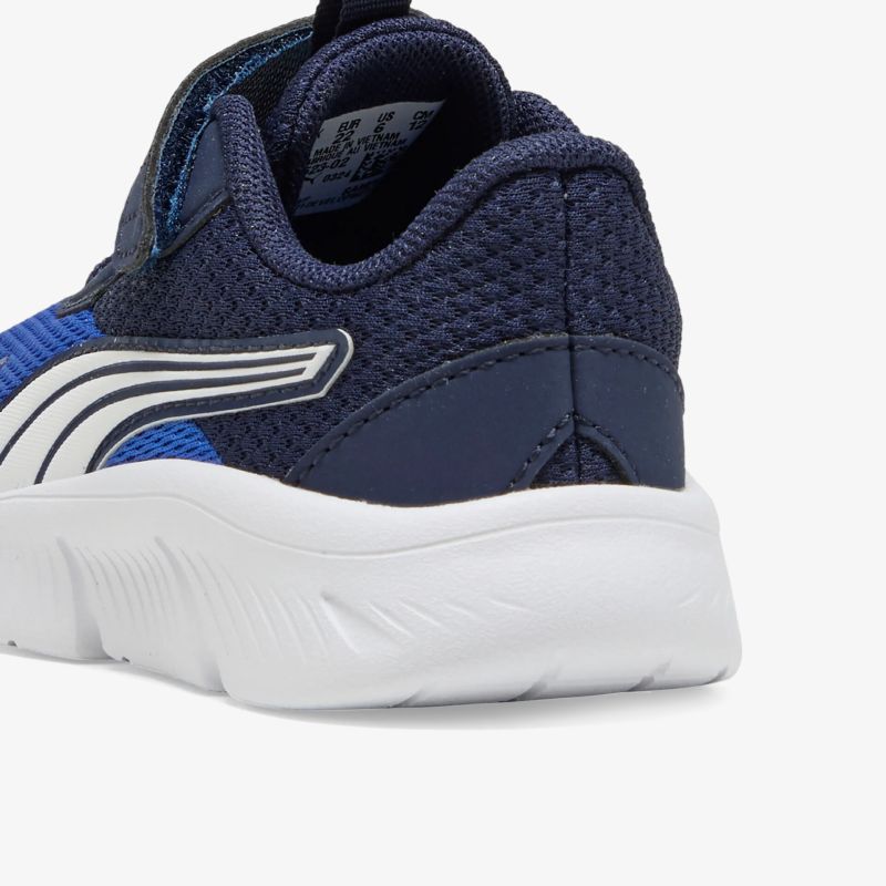 Detailansicht eines navy blauen Sportschuhs mit weißer Sohle, gepolstertem Rand und robustem Obermaterial