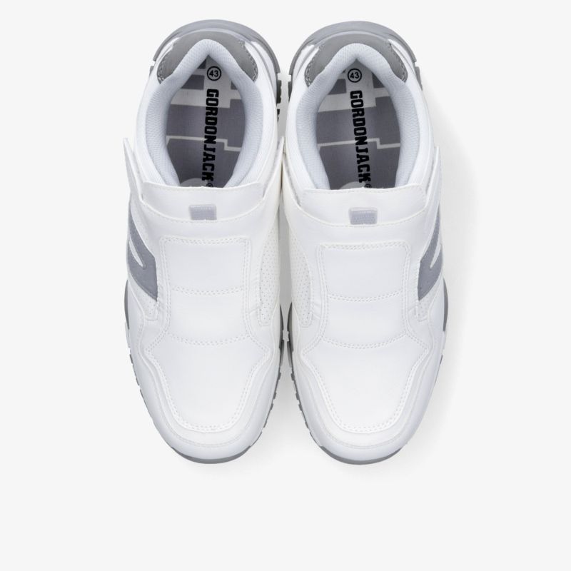 Paar weiße Sportschuhe mit grauen Details, bequem und leicht für sportliche Aktivität und Alltag geeignet, von oben