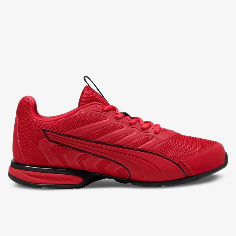 Roter sportlicher Puma Schuh mit atmungsaktivem Obermaterial und rutschfester Sohle in klarer Seitenansicht