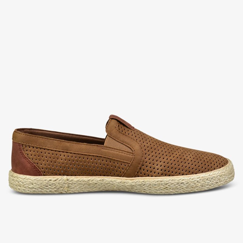 Bequemer brauner Slip-On-Schuh mit geflochtener Sohle. Ideal für stilvolle Freizeitaktivitäten.