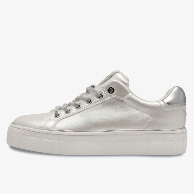 Moderner weißer Sneaker aus glattem Leder mit gepolstertem Schaft und bequemer Sohle, seitliche Ansicht