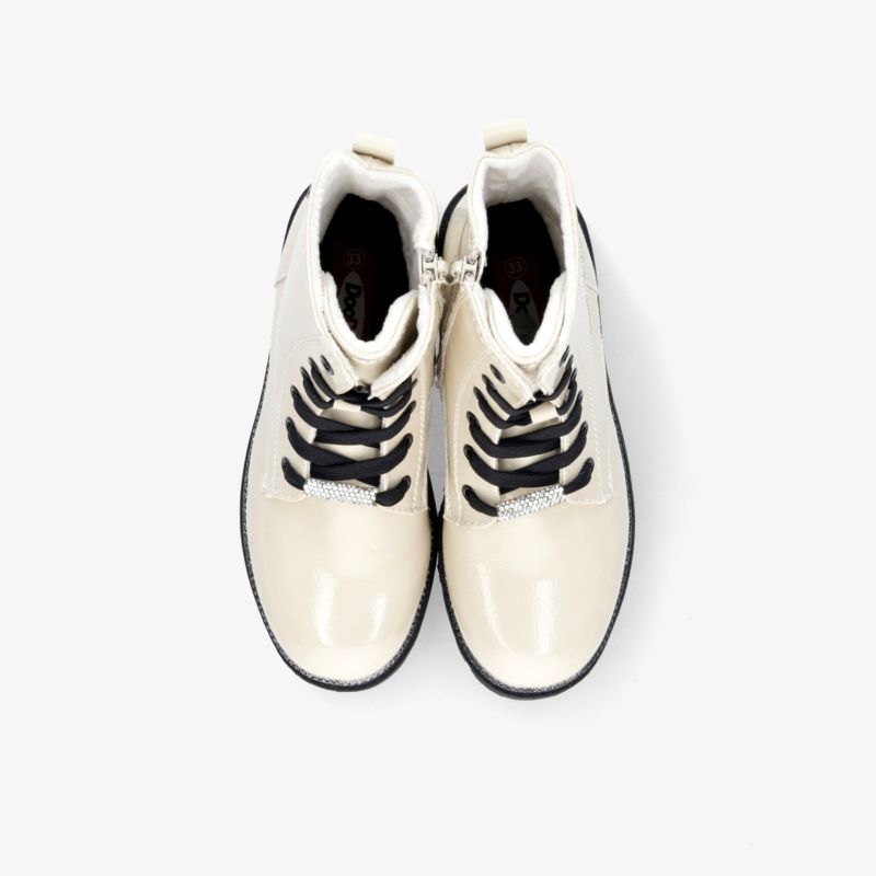 Weißes Sportschuh-Paar mit schwarz-weißen Schnürsenkeln, gepolstertem Komfort und robuster, rutschfester Sohle in Draufsicht