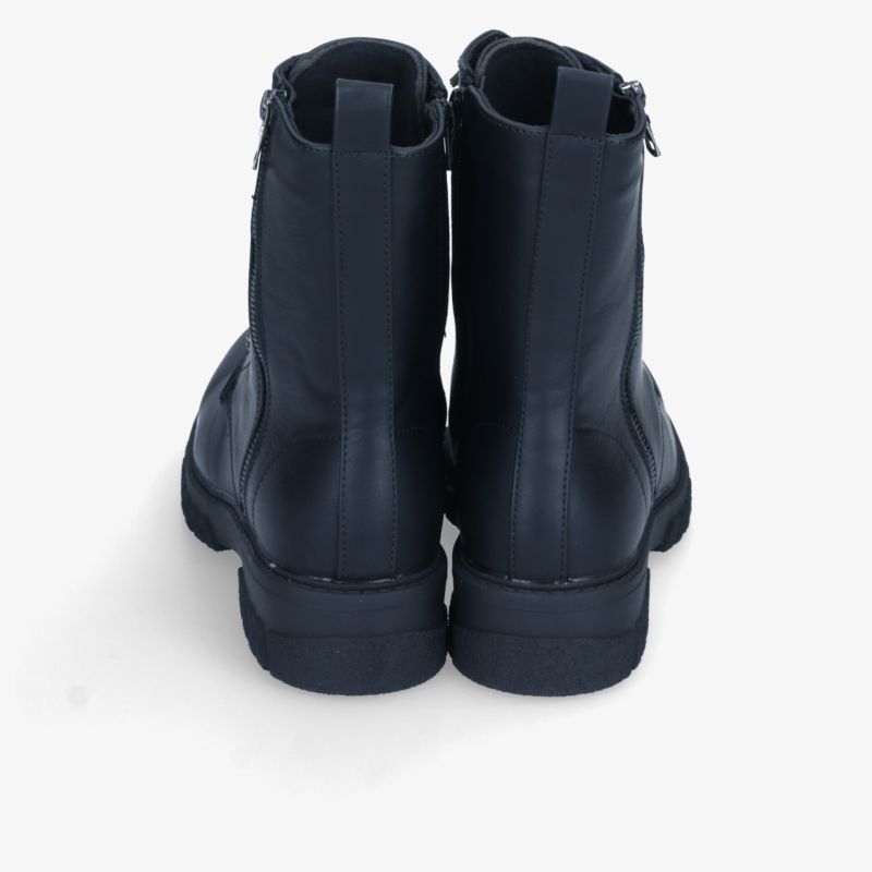 Schwarze stabile Stiefel in Rückansicht, komfortabel mit Reißverschluss und robustem Material, langlebig