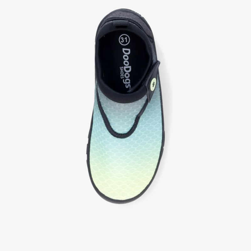 Eleganter Slip-On-Schuh in Blaugelb mit strukturierter Oberfläche und komfortabler Passform.