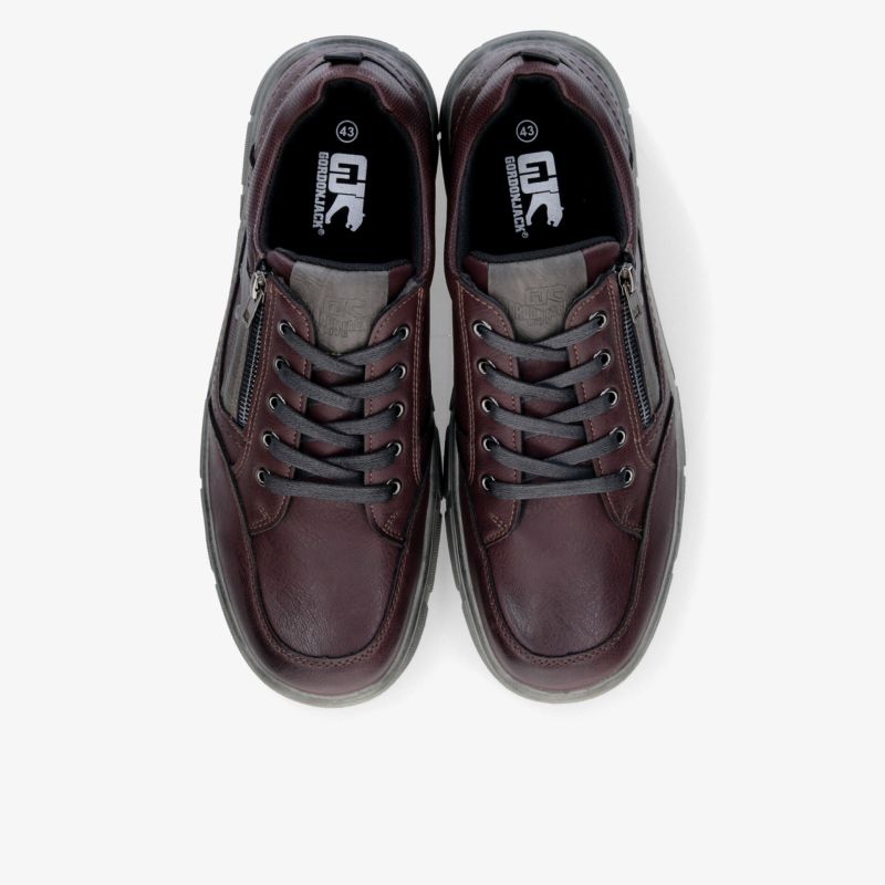 Paar elegante Lederschuhe in dunklem Bordeaux mit klassischer Schnürung, gepolsterter Zunge und markanter Laufsohle