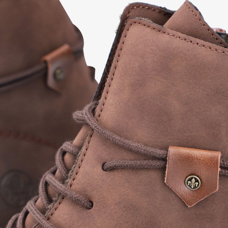 Schnürstiefel mit robustem Wildledermaterial und präziser Nahtarbeit, komfortabel und langlebig
