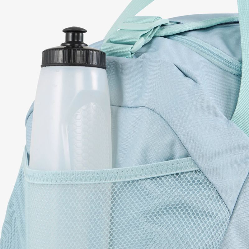 Detailansicht eines Rucksack-Netzfachs mit leicht zugänglicher Trinkflasche, robust und praktisch