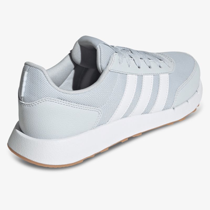 Moderner leichter Sneaker mit weißer Sohle und atmungsaktivem Material, sportlich und komfortabel