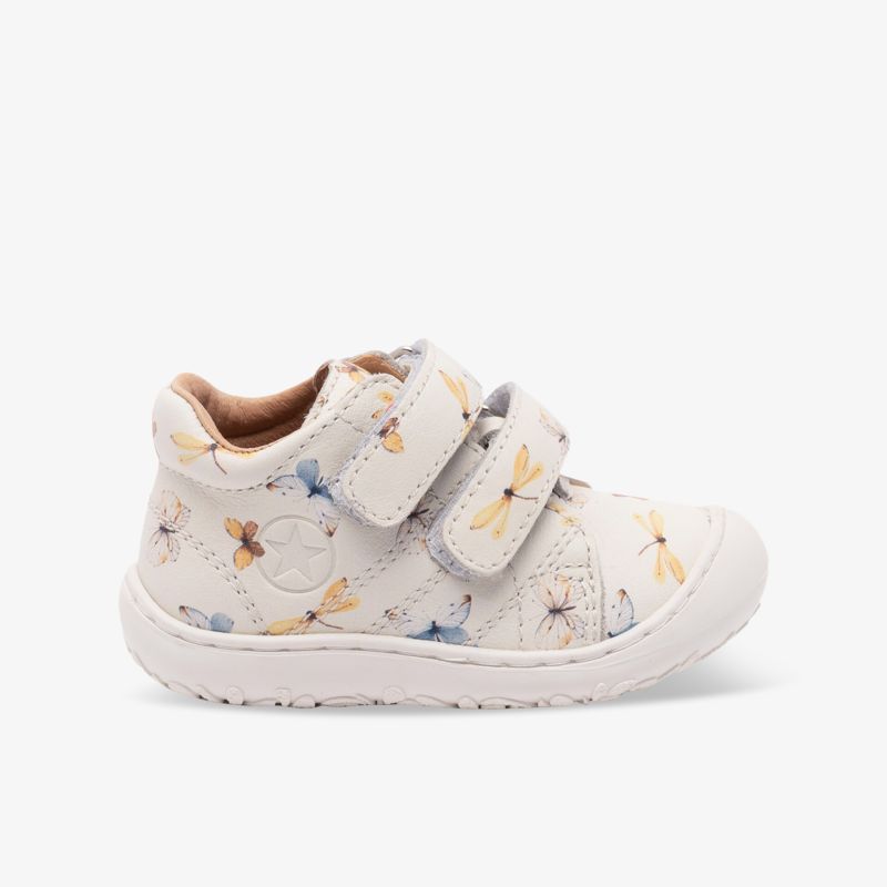 Bequemer und leichter Kinderschuh mit weichem Material und praktischen Klettverschlüssen für sicheren Halt