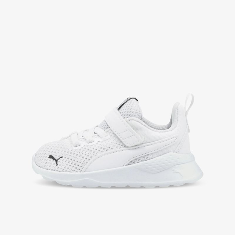 Weißer leichter Sneaker mit Klettverschluss, atmungsaktivem Material und rutschfester Sohle, seitliche Ansicht