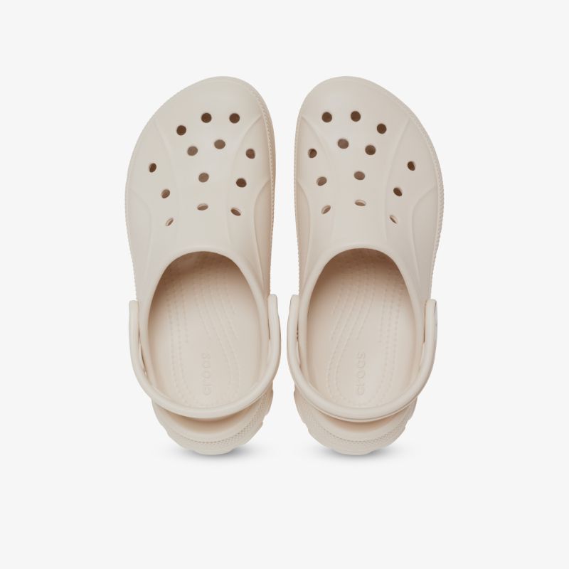 Beige Clogs, Paar, oben liegend, leicht und bequem mit atmungsaktiven Löchern für optimalen Tragekomfort