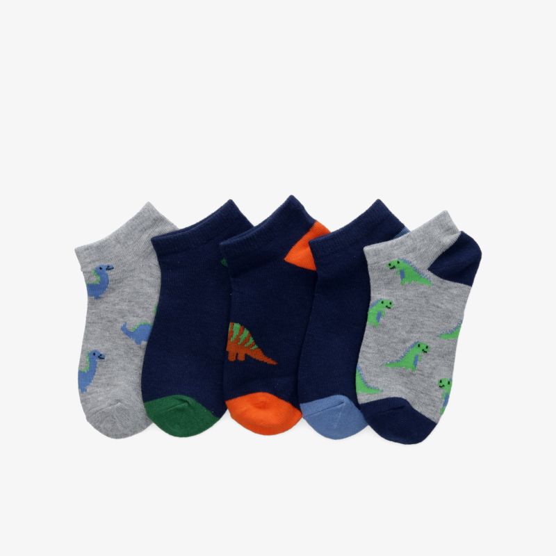 Fünf verschiedenfarbige und gemusterte Kurzsocken liegen nebeneinander, weich und komfortabel