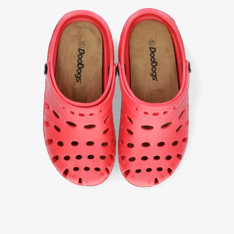 Rote perforierte Clogs als Paar von oben, leicht wirkend, bequem, mit ergonomischer Form und markanter Optik.