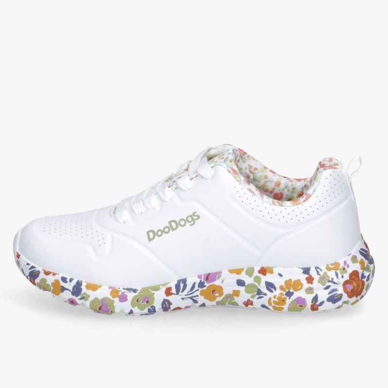 Sportlicher weißer Sneaker mit bunter, robuster Gummisohle, atmungsaktivem Material und gepolstertem Einstieg, komfortabel und leicht