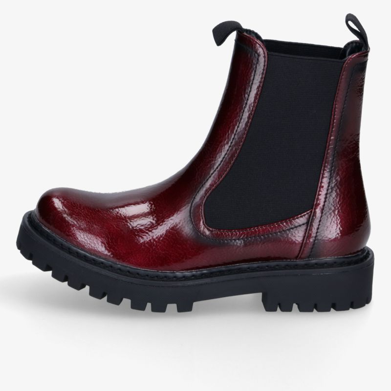 Seitliche Ansicht eines Chelsea Boots aus glänzendem Bordeaux-Leder mit robuster profilierter Sohle und elastischen Seitenteilen