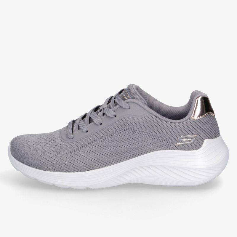 Leichter grauer Sportschuh mit atmungsaktivem Material und flexibler, ergonomischer weißer Sohle