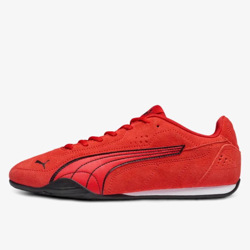Roter Puma Sneaker aus Wildleder mit sportivem Design und komfortabler Passform in seitlicher Ansicht