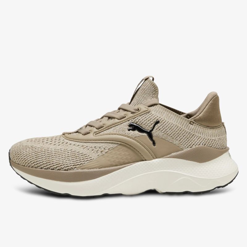 Bequemer Sneaker mit atmungsaktivem Mesh und stabiler, moderner Sohle in seitlicher Ansicht