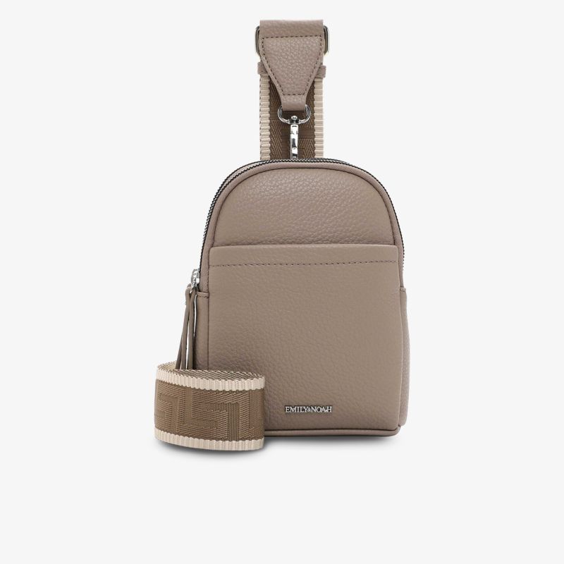 Kompakte Tasche mit verstellbarem Schulterriemen und glatter Oberfläche in neutraler Farbe