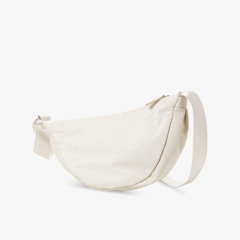 Weiße Umhängetasche mit praktischem, verstellbarem Schultergurt und minimalistischem, modernem Design