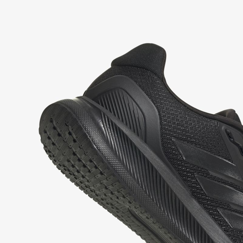 Detailaufnahme eines schwarzen Sportschuhs mit strukturierter Oberfläche und rutschfester Sohle