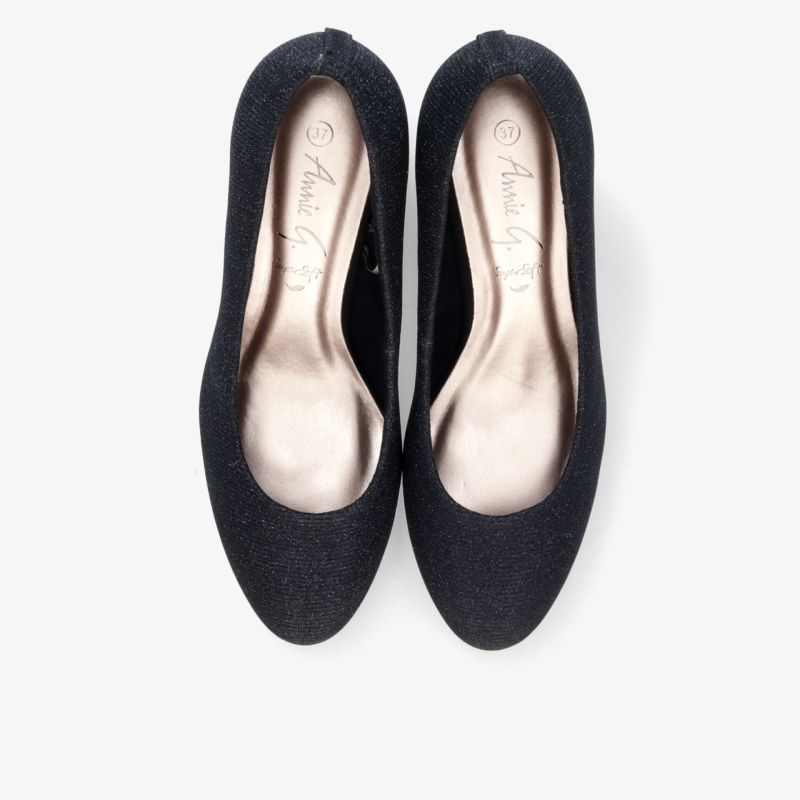 Elegante schwarze Schuhe mit rutschfester Sohle und hochwertiger Verarbeitung für stilvollen Tragekomfort.