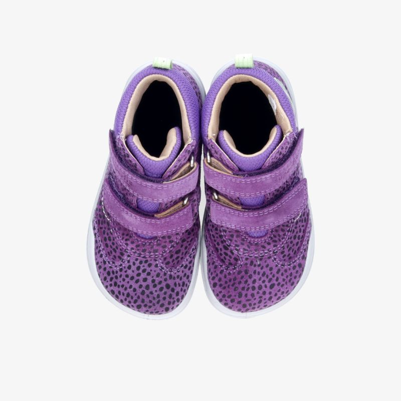 Lila Kinder Sneaker Paar mit weicher Sohle und praktischem Klettverschluss für komfortables An- und Ausziehen