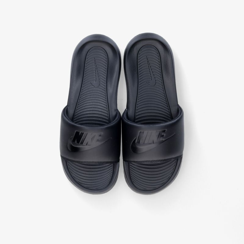 Bequeme schwarze Slipper mit rutschfestem Design und ergonomischer Fußbettung für optimalen Tragekomfort.