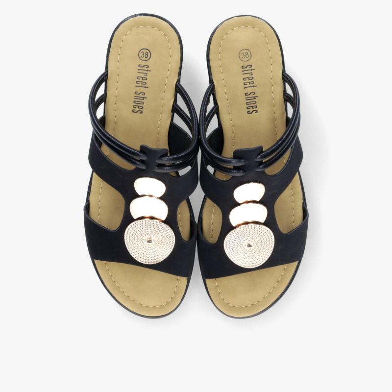 Bequeme schwarze Sandalen mit weicher Polsterung und dekorativem Schmuck, offen und atmungsaktiv, ideal für warme Tage.