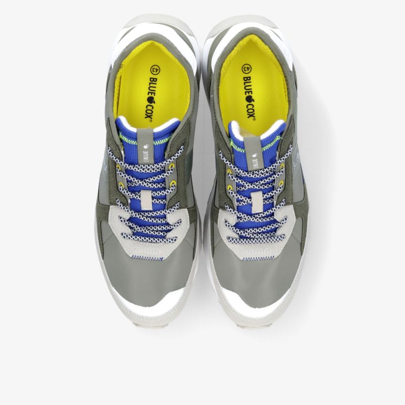 Moderne graue und blaue Sneaker mit atmungsaktivem Material und komfortabler Passform in Draufsicht