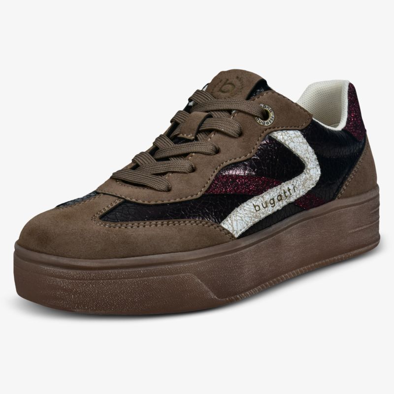Moderner brauner Plateau-Sneaker mit robustem Design und dekorativem Kontrastdetail vorne seitlich