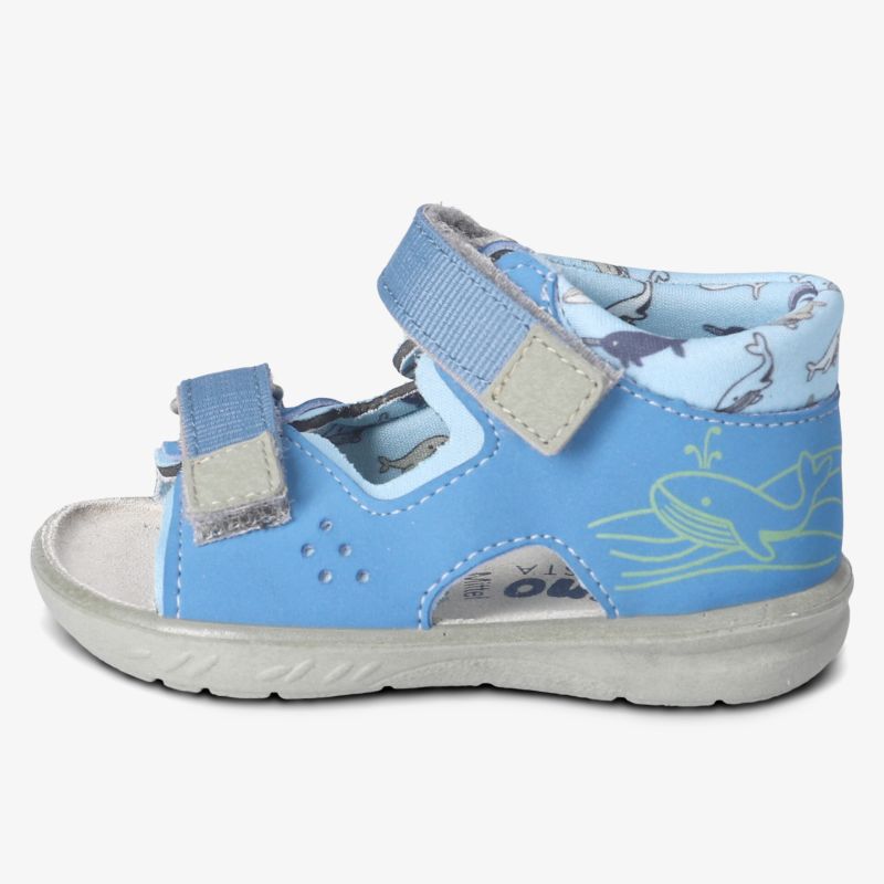 Seitliche Ansicht einer blauen Kindersandale mit Klettverschluss und flexibler, leichter Sohle