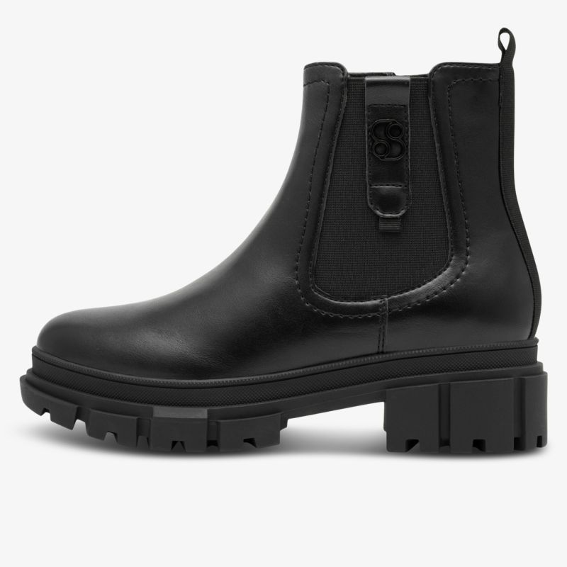 Schwarzer Chelsea Boot mit robuster Profilsohle, elastischen Seiteneinsätzen und bequemen Blockabsatz seitlich gezeigt