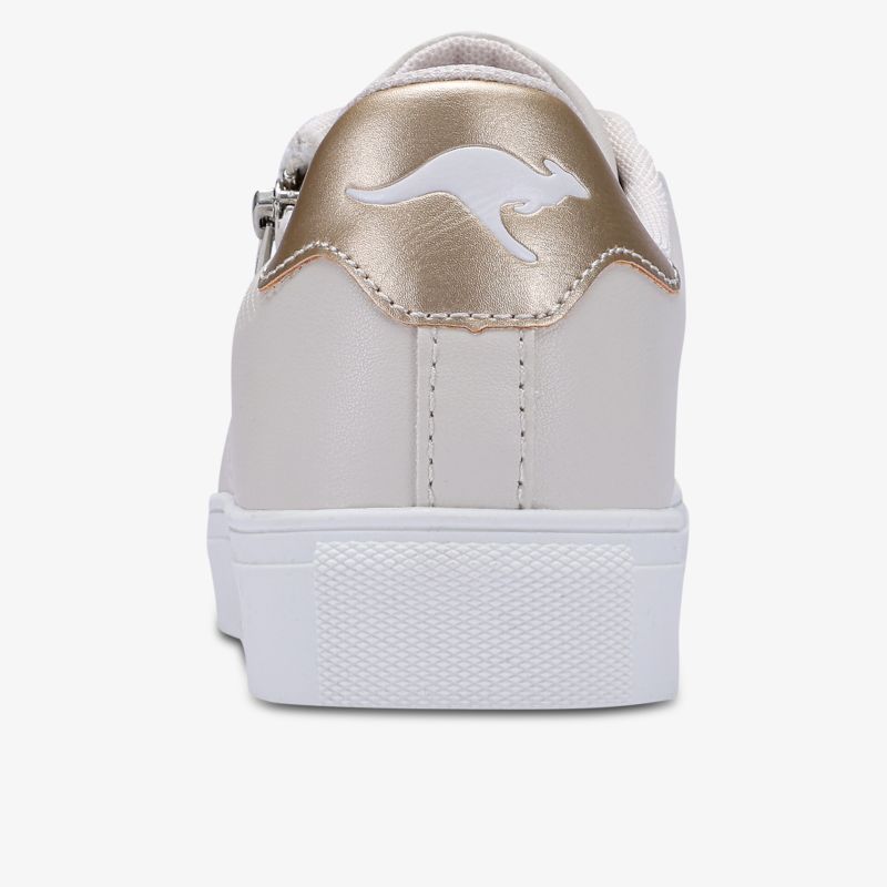 Rückansicht eines weißen Sneakers mit goldenem Fersenbereich und weißer Sohle, sportlich und modern gestaltet