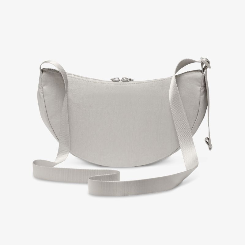 Schlichte, kompakte Umhängetasche mit verstellbarem Riemen und glattem Material, ideal für den täglichen Gebrauch