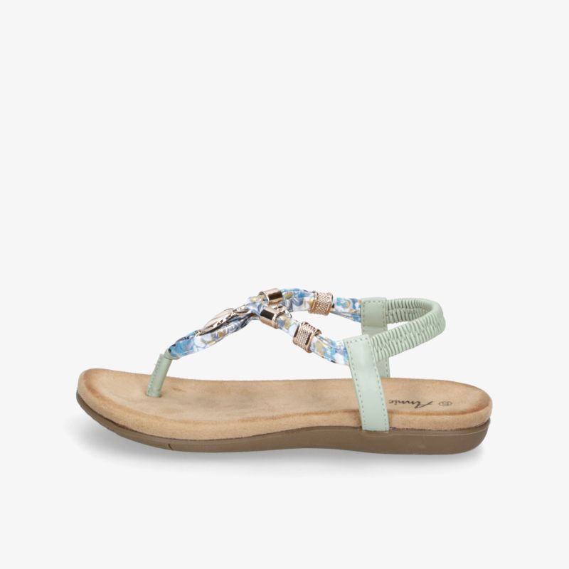 Leichter sommerlicher Sandal mit bequemem Fußbett, zierlichen Verzierungen und schmalem Riemen seitlich aufgenommen
