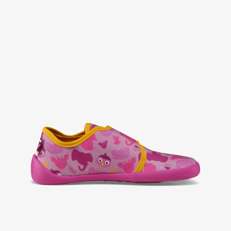 Seitliche Ansicht eines pinkfarbenen Ballerina-Schuhs mit bunten kindgerechten Motiven, flexiblem und bequemem Design