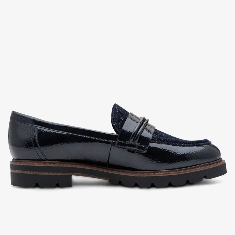 Eleganter glänzender Loafer mit robuster profilierter Sohle und hochwertiger Verarbeitung, seitliche Ansicht