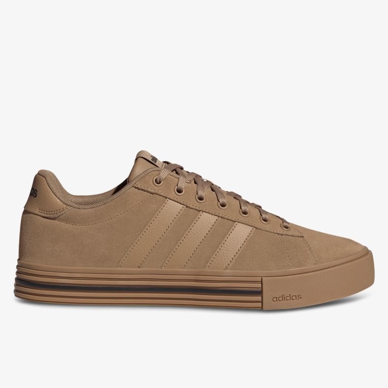 Seitliche Ansicht eines bequemen, modischen Sneakers in dezenter Farbe aus strapazierfähigem Material