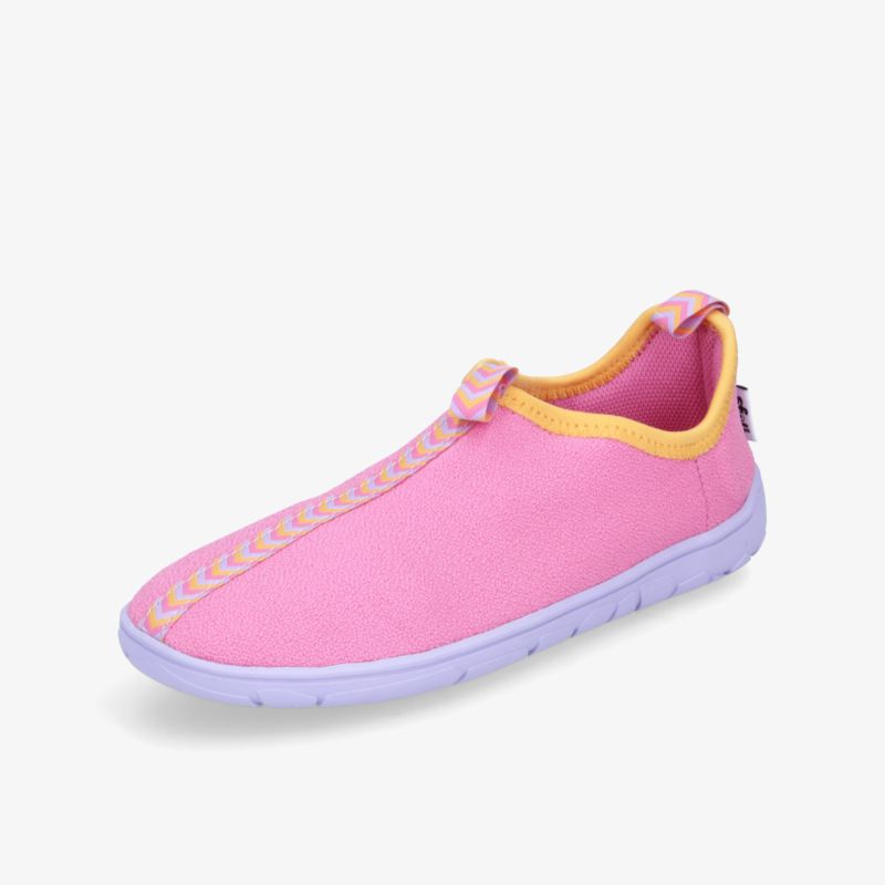 Leichter pinker Schuh mit bequemer Passform und rutschfester weißer Sohle, flexiblem Material seitliche Ansicht