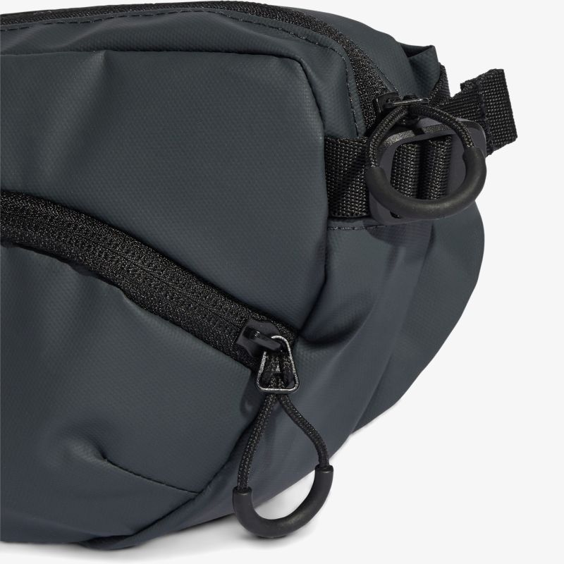 Detailaufnahme von robustem Reißverschluss und strapazierfähigem Material einer Tasche für hohe Funktionalität