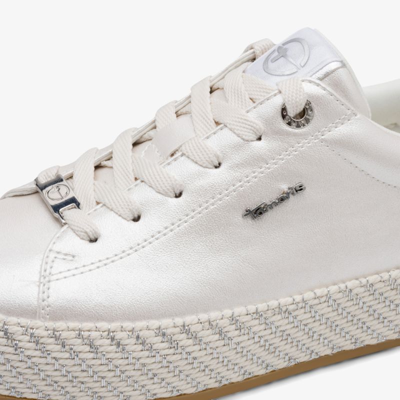 Stilvoller weißer Sneaker mit robustem Design und hochwertigen Materialien.