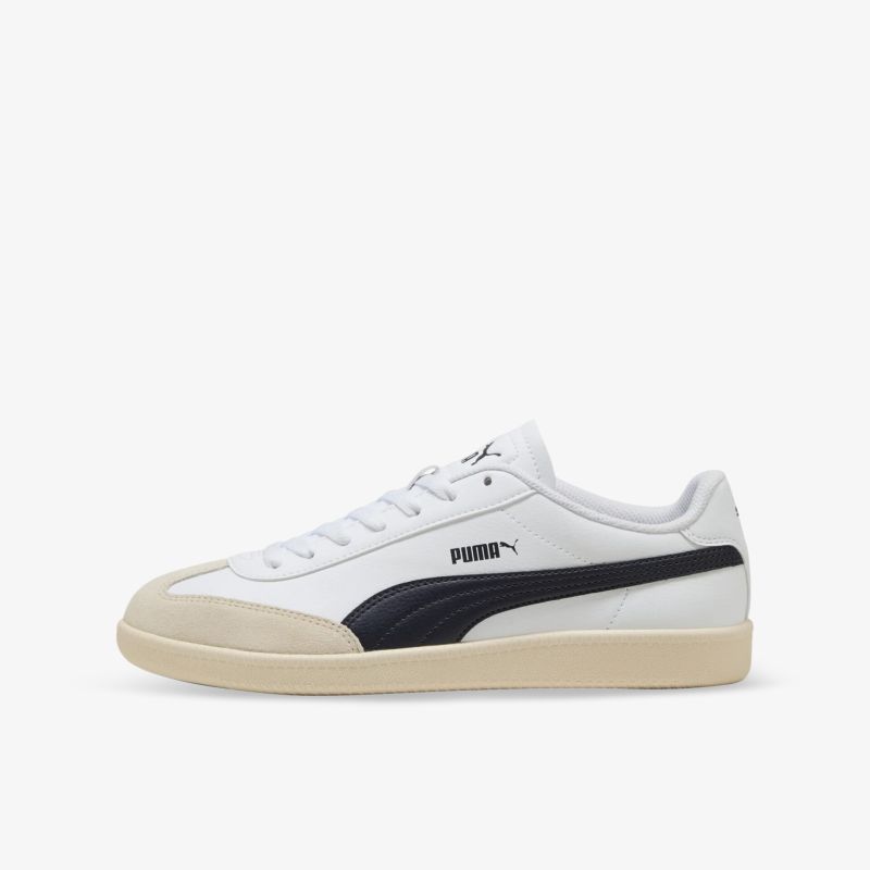 Weißer Sneaker mit beigem Sohlenrand und schwarzem Puma Logo in klarer seitlicher Ansicht