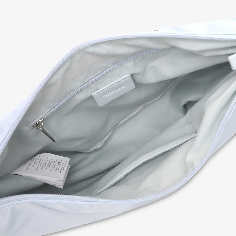 Innenansicht der leichten Tasche mit sauberem Innenfutter und praktischem Reißverschlussfach