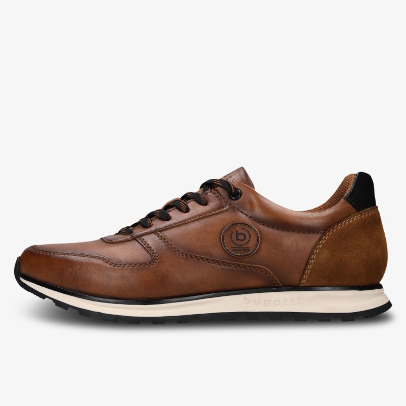 seitliche Ansicht eines braunen Ledersneakers mit sportlicher Sohle und elegantem Design