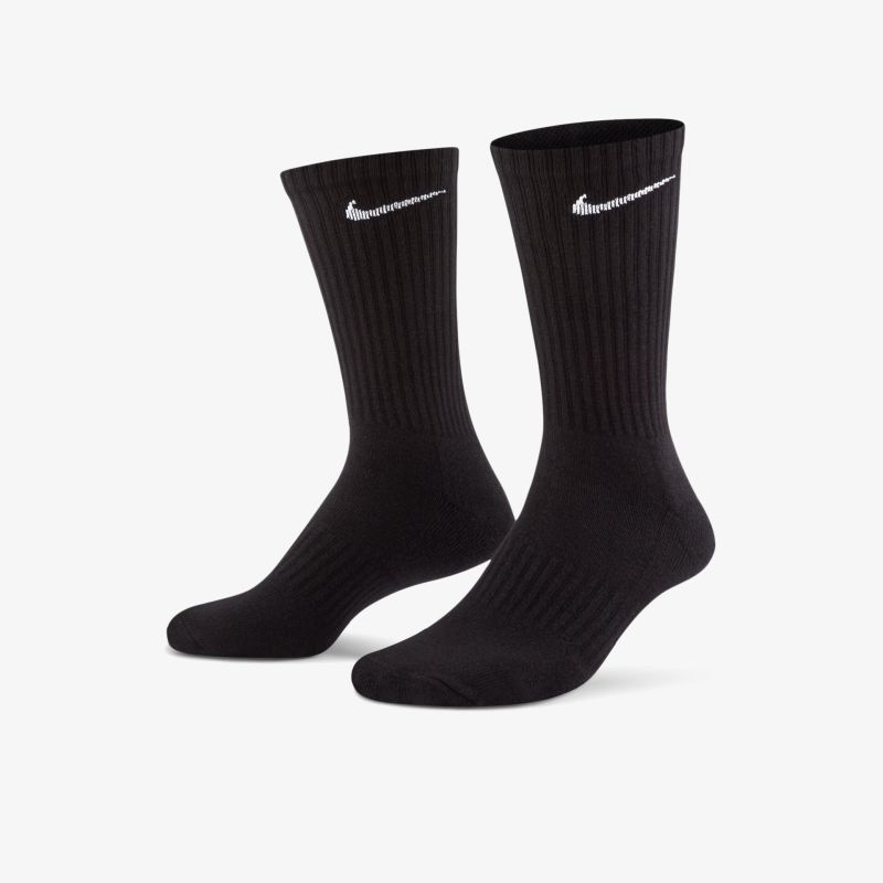 Schwarze Socken mit dezentem Logo, bieten Komfort und Langlebigkeit für sportliche Aktivitäten.