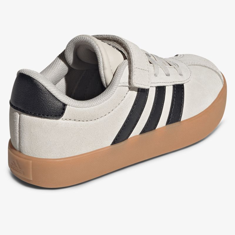 Moderner Sneaker mit robustem Obermaterial, kontrastierenden schwarzen Streifen und rutschfester brauner Gummisohle