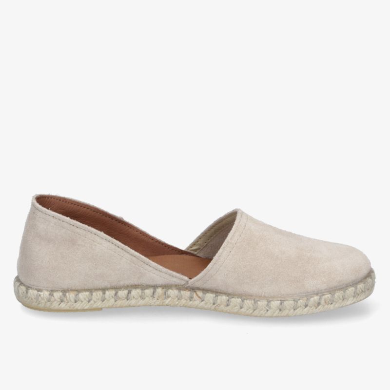 Beiger Espadrille Schuh in seitlicher Ansicht mit leichter, flexibler Sohle und komfortabler Passform